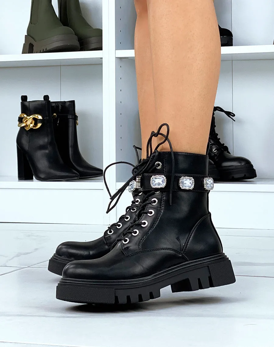 Bottines noires hautes ornée d’une lanière à bijoux