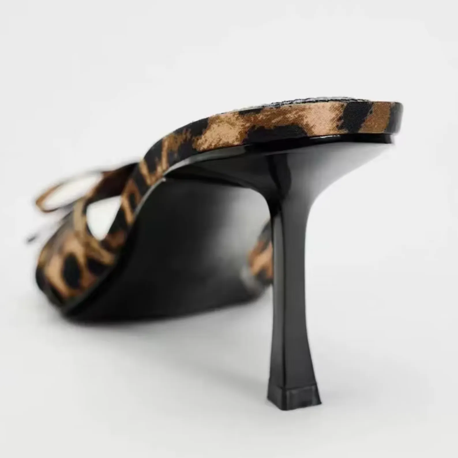 Maila – Hoge hak-slipper met luipaardpatroon