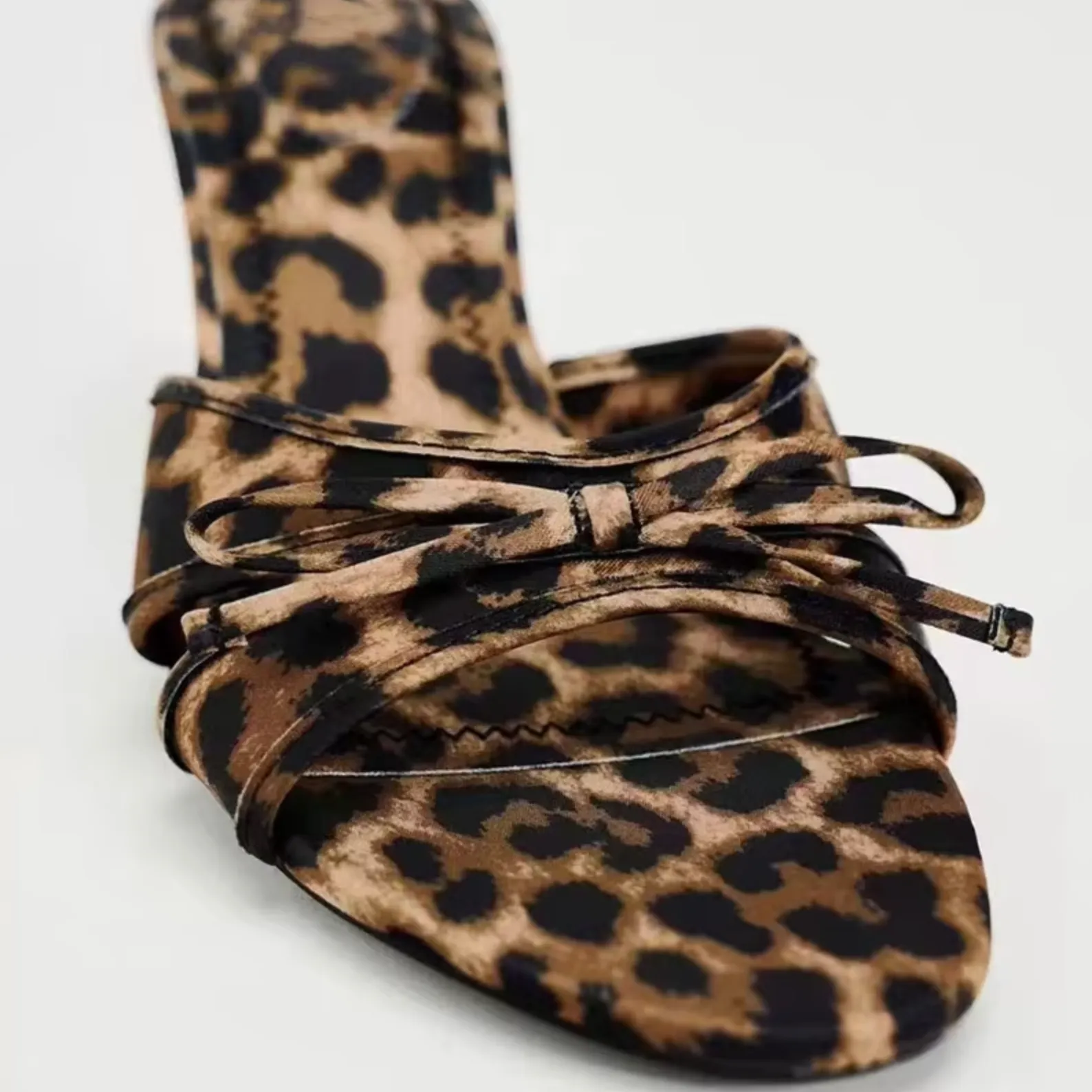 Maila – Hoge hak-slipper met luipaardpatroon