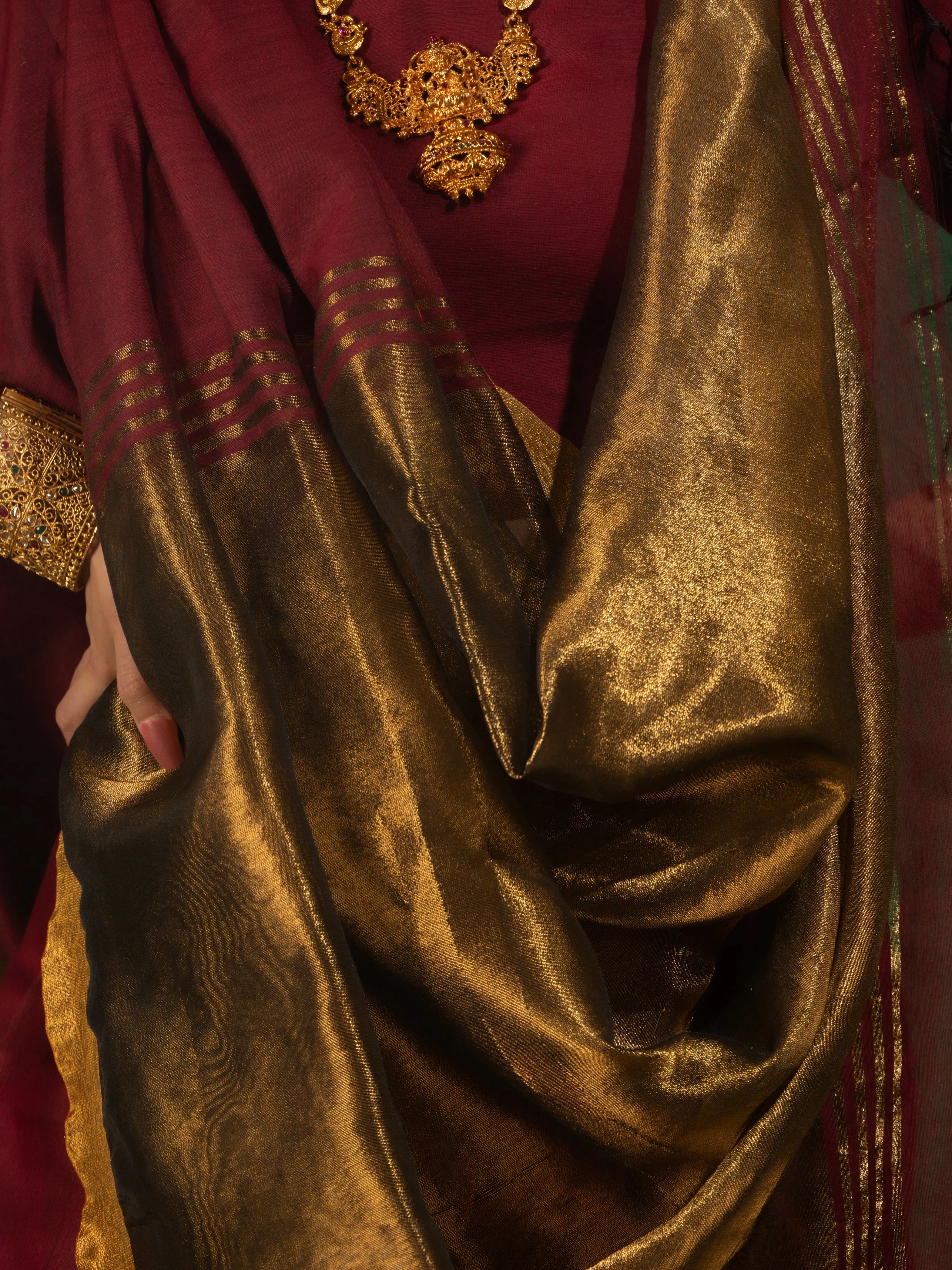 Wine Cotton Handloom Saree with Bronze Pallu with Blouse Fabric